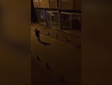 Öğrencilerin isteğini kırmayıp istek parça çalan davulcu