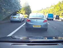 Emniyet şeridine giren Mercedes böyle yakalandı