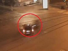 Arabayla çarpışan motosikletli metrelerce havaya uçtu
