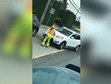Sabırsız sürücü kadın görevliyi ezdi geçti