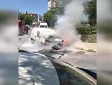 İstanbul’da sıcaktan araba yandı