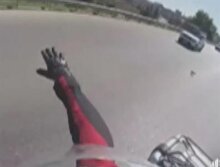 Motosikletli gençten ölümüne insanlık dersi