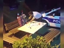 Türk polisinden evlat şefkati
