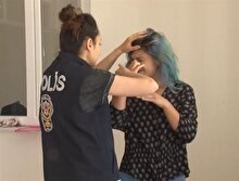 Burnundaki piercing sınavdan ediyordu