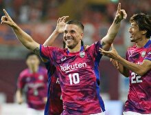 Podolski Japonya'yı salladı!