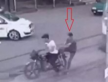 Feci kaza kamerada: Trenin altında kaldılar