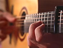 Alan Gogoll: Kendi geliştirdiği tarzda gitar çalıyor