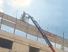 Futbol delisi olmak böyle bir şey! Maçı izlemek için vinç kiraladı!