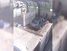 Arabasını yıkarken başına öyle birşey geldi ki!