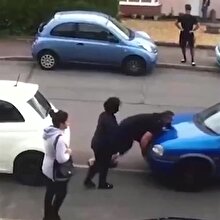 Arabayı tek başına kaldırdı!