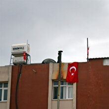 Suriye sınırındaki evlere Türk bayrağı asıldı