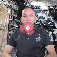 Astronotlar uzayda stres çarkıyla eğleniyor