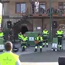 Çöpten bulunan eşyalar ile orkestra kurdular