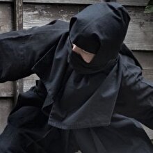 Ninja kıyafetiyle hırsızlık yapan yaşlı adam yakayı ele verdi