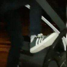 Ayağıyla araba kullandı!