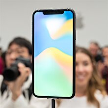 Tek bir iPhone X'un fabrikadan çıkması 11 saat sürüyor!