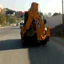 Öğrenciler okula iş makinesiyle gitti