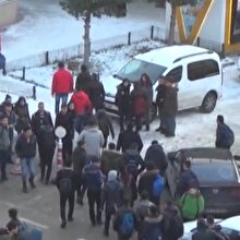 Lise çıkışı tekme tokat kavga