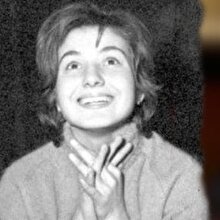 Bu genç kız şimdilerin usta bir tiyatrocusu! Peki siz onu tanıyabildiniz mi?