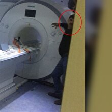 Polis şoka uğradı: Silah MR cihazına yapıştı