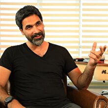 Yeni Şafak yazarlarından Serdar Tuncer geçtiğimiz haftalarda “Masanın İki Yanı” diye bir yazı yazdı. O yazıda günümüzün ve her dönemin sorunu olan itibar, koltuk sevdası, ihtiras, menfaat gibi konulardan bahsediyordu. Size göre bu kavramların yerini ne zaman haysiyet, tevazuu, ehliyet, liyakat, kabiliyet gibi ölçüler alacak?