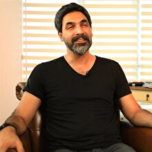 Bu ciddi, vakur, ağır görüntünüzü gençler çok seviyor ama biliyoruz ki duygusallık olmadan sanat olmaz. Bu görüntünün arka planında nasıl biri var?