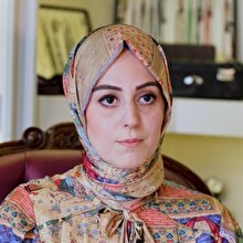 Okumayı sevmeyen bir millet olarak ecdadımızı yanlış bilgilerin verildiği dizilerden, filmlerden tanır olduk. Yapılan işleri nasıl buluyorsunuz?