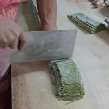 Ispanaklı 'noodle' ustası az kalsın parmaklarını kesiyordu