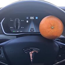 Tesla otopilotunu direksiyona portakal koyarak kandırdı