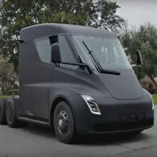 Tesla'nın elektrili tırı test edilirken görüntülendi