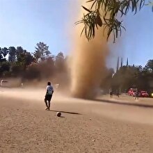 Toprak futbol sahasına giren 'hortum' şok etti