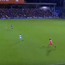 Kaleci kaleciye bunu yapmaz: 60 metreden inanılmaz gol