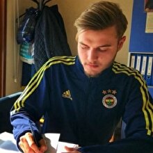 Fenerbahçe genç futbolcuya imza attırdı
