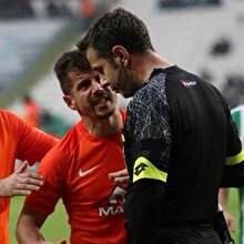 Emre yine yerinde duramadı, hakeme küfretti!
