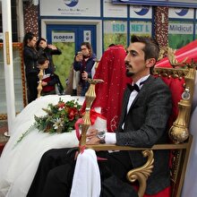 Gelin ve damat düğün arabası yerine kepçe kullandı