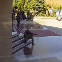 Aksakallı'nın kahraman şehidimiz Ömer Halisdemir'i alnından öpme anı