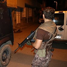 Sahneyi izleyen polisten dizi oyuncularına şok baskın