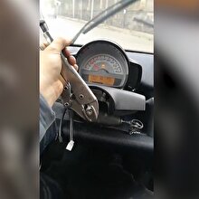 Direksiyonsuz araba kullandı!