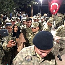 Mehmetçik'ten Hande'ye yoğun ilgi!
