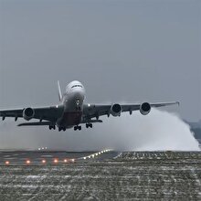 Devasa uçağın karlı pistte kalkışı böyle görüntülendi
