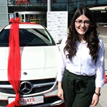 Tek dersten kalan öğrenci, son model otomobil kazandı