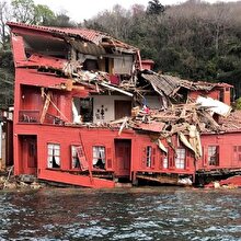İstanbul Boğaz'ında kaza: Dümeni kilitlenen bir gemi yalıya çarptı