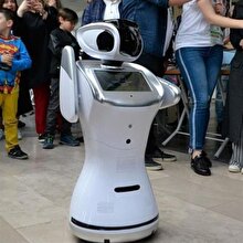 Robot yarışmasında erik dalı oynayan insansı robot!
