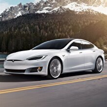 Tesla'yı otomatik pilot moduna alıp yolcu koltuğuna geçti!