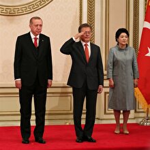 Güney Kore lideri gönülleri fethetti: İstiklal Marşı okunurken asker selamı