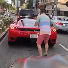 Ferrari'nin son modelini görünce aklını kaybeden Çinli!