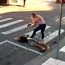 Sivil kadın polis yankesiciyi fena haklıyor!