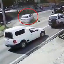 Oto hırsızları barikat kuran polislere fena çarpıyor