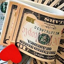 Çin’de bir erkek, kız arkadaşına 52 bin dolardan oluşan para buketi hediye etti