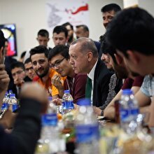 Cumhurbaşkanı Erdoğan'dan sahurda öğrencilere sürpriz ziyaret